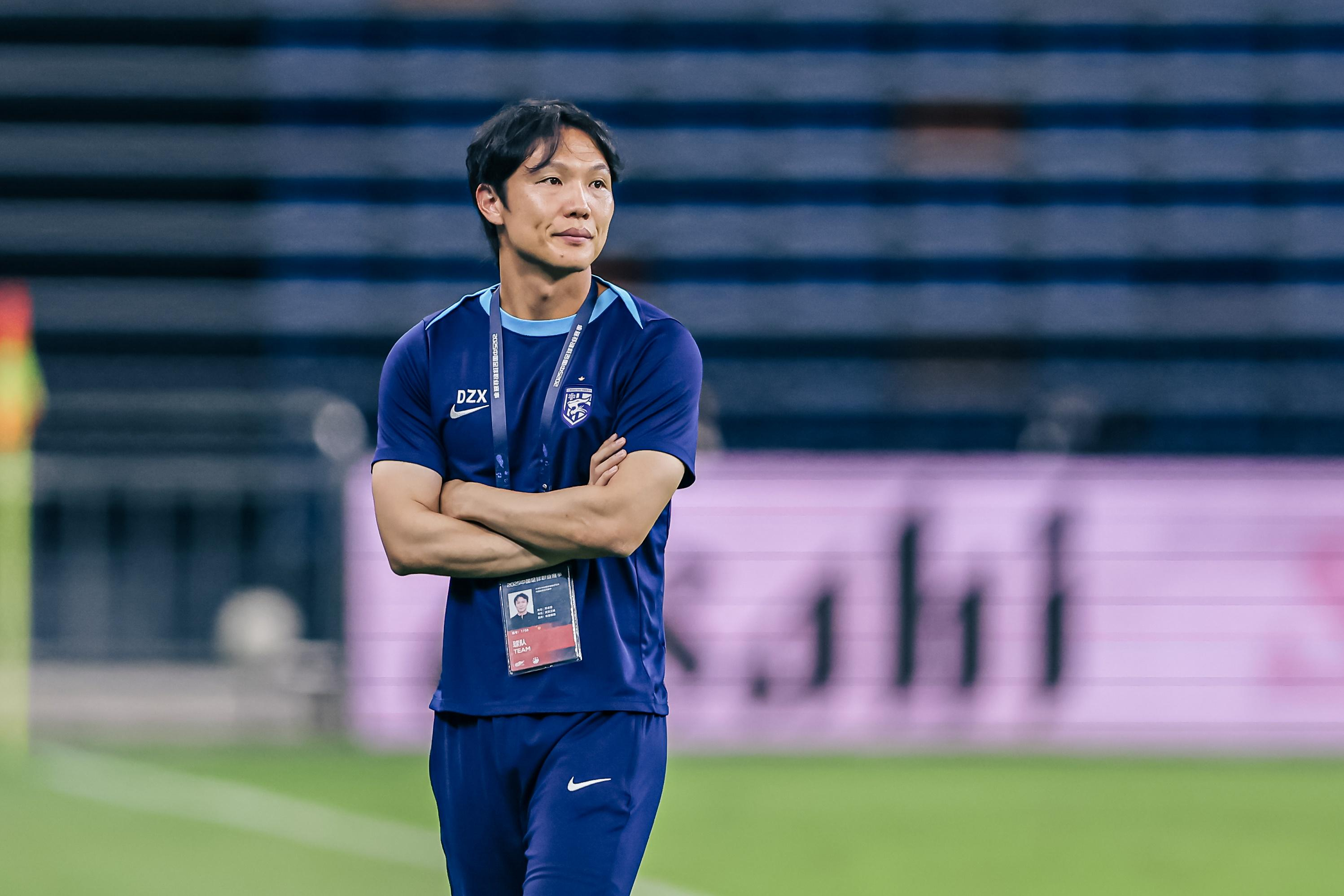 武汉三镇今夜门线救险，志在西甲名次提升，气氛紧张，年轻球员得到机会的简单介绍