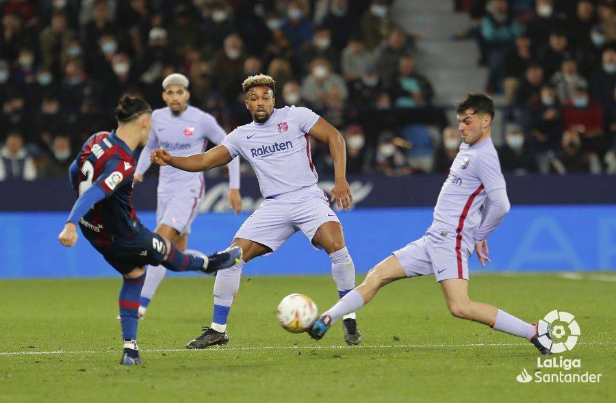 武汉三镇今夜门线救险，志在西甲名次提升，气氛紧张，年轻球员得到机会的简单介绍