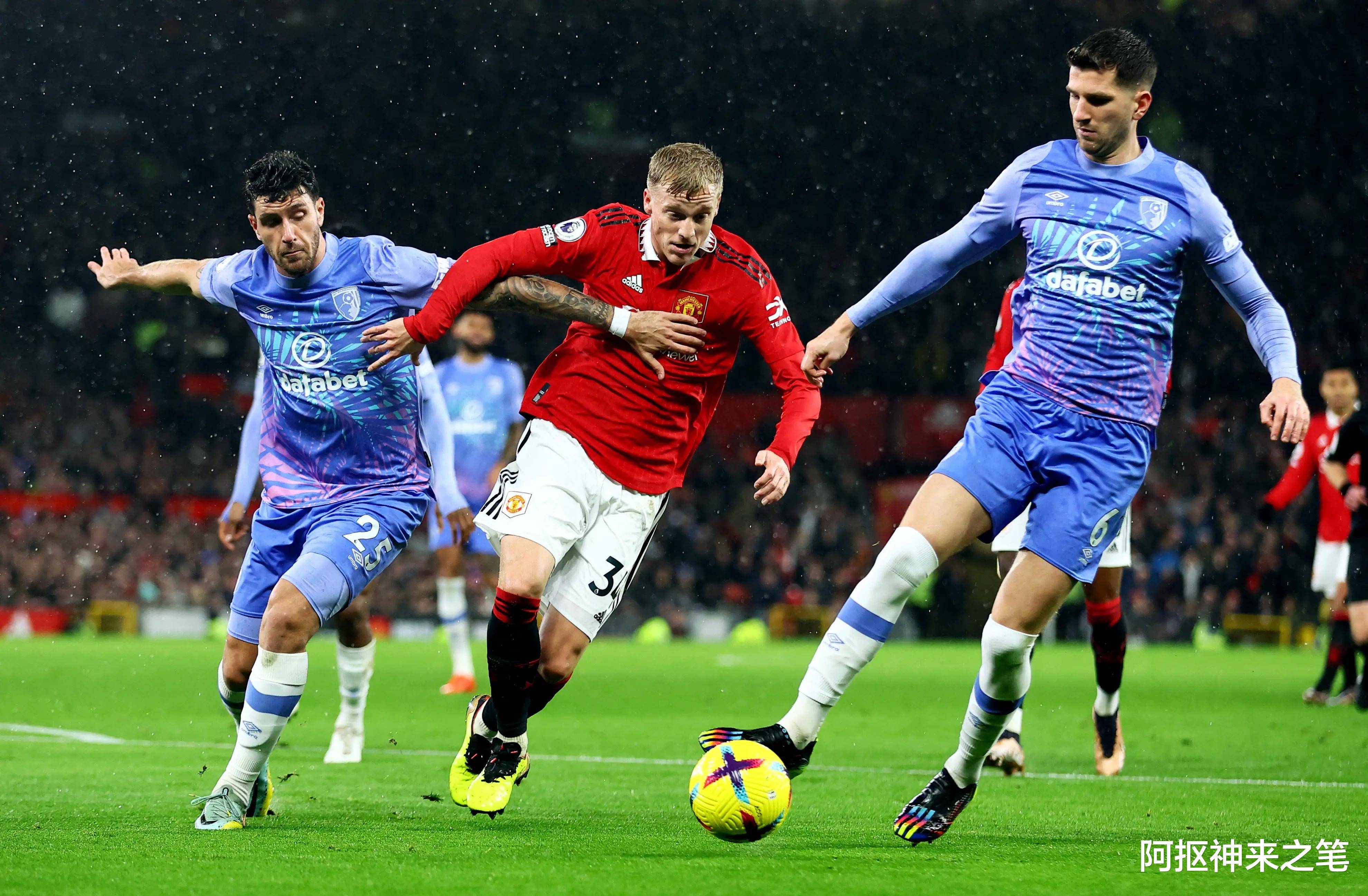 九游体育下载-梅西球迷冲入工体球场狂奔