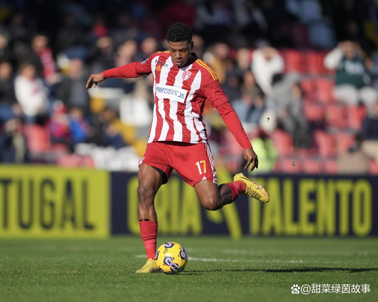 梅西球迷冲入工体球场狂奔