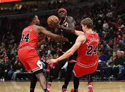 多伦多猛龙训练开放日；今晚主帅复盘引欢呼；社区盾在即；轮换策略成焦点(nba多伦多猛龙队)