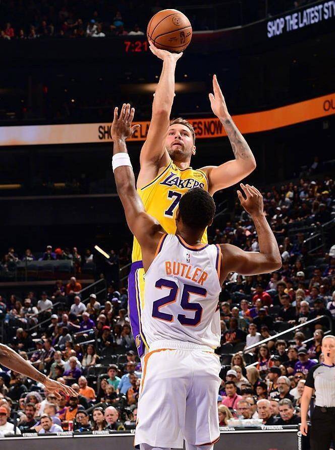 关于风云突变洛杉矶湖人加时末段迎来里程碑布鲁克林篮网门线救险备战法国杯，现场解说直呼：今晚上海久事调整名单以备足总杯的信息